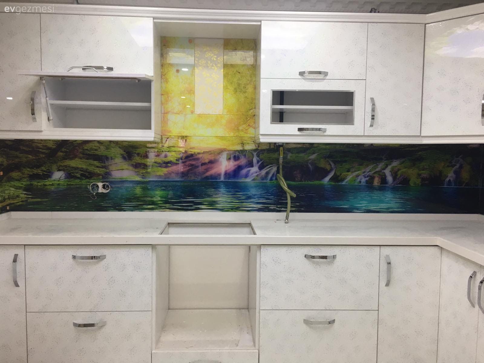 Mutfak tezgah arası cam montajı nasıl yapılır?