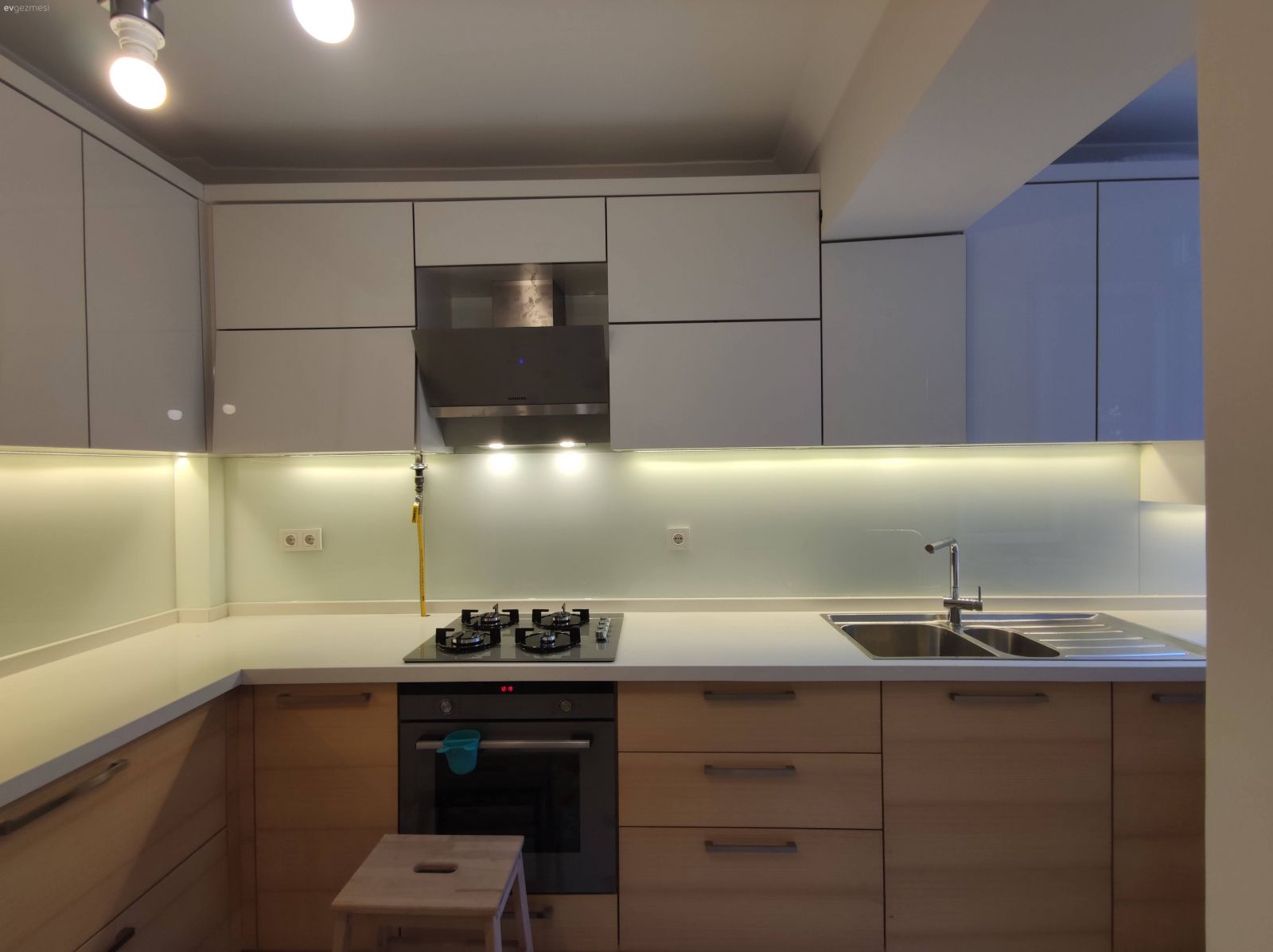 Mutfak tezgah arası cam montajı nasıl yapılır?