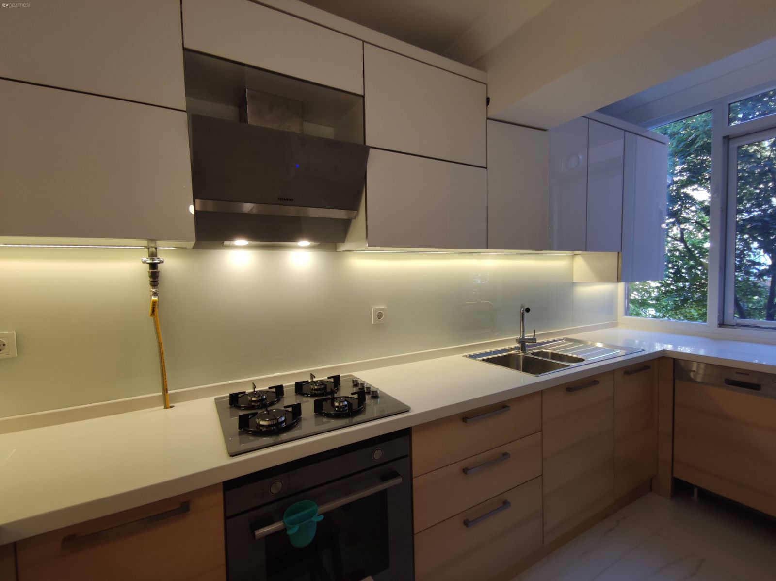 Mutfak tezgah arası cam montajı nasıl yapılır?