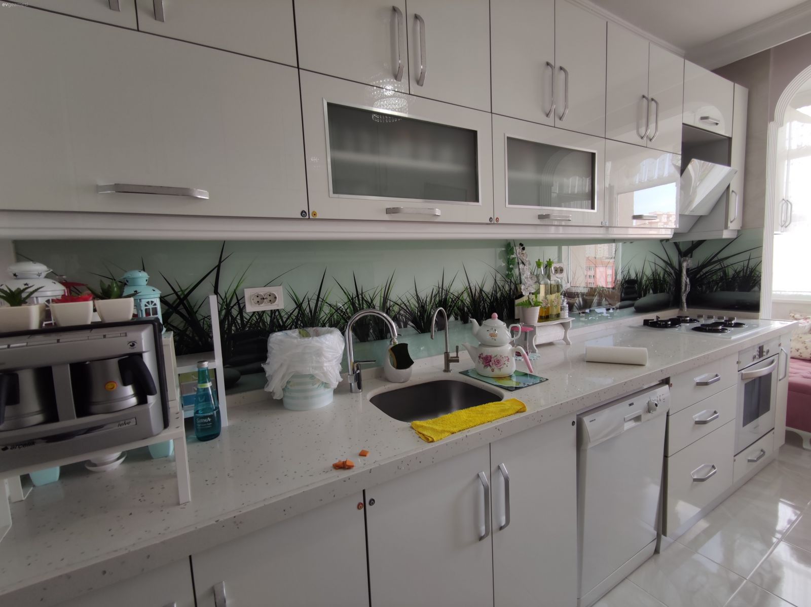 Mutfak tezgah arası cam montajı nasıl yapılır?