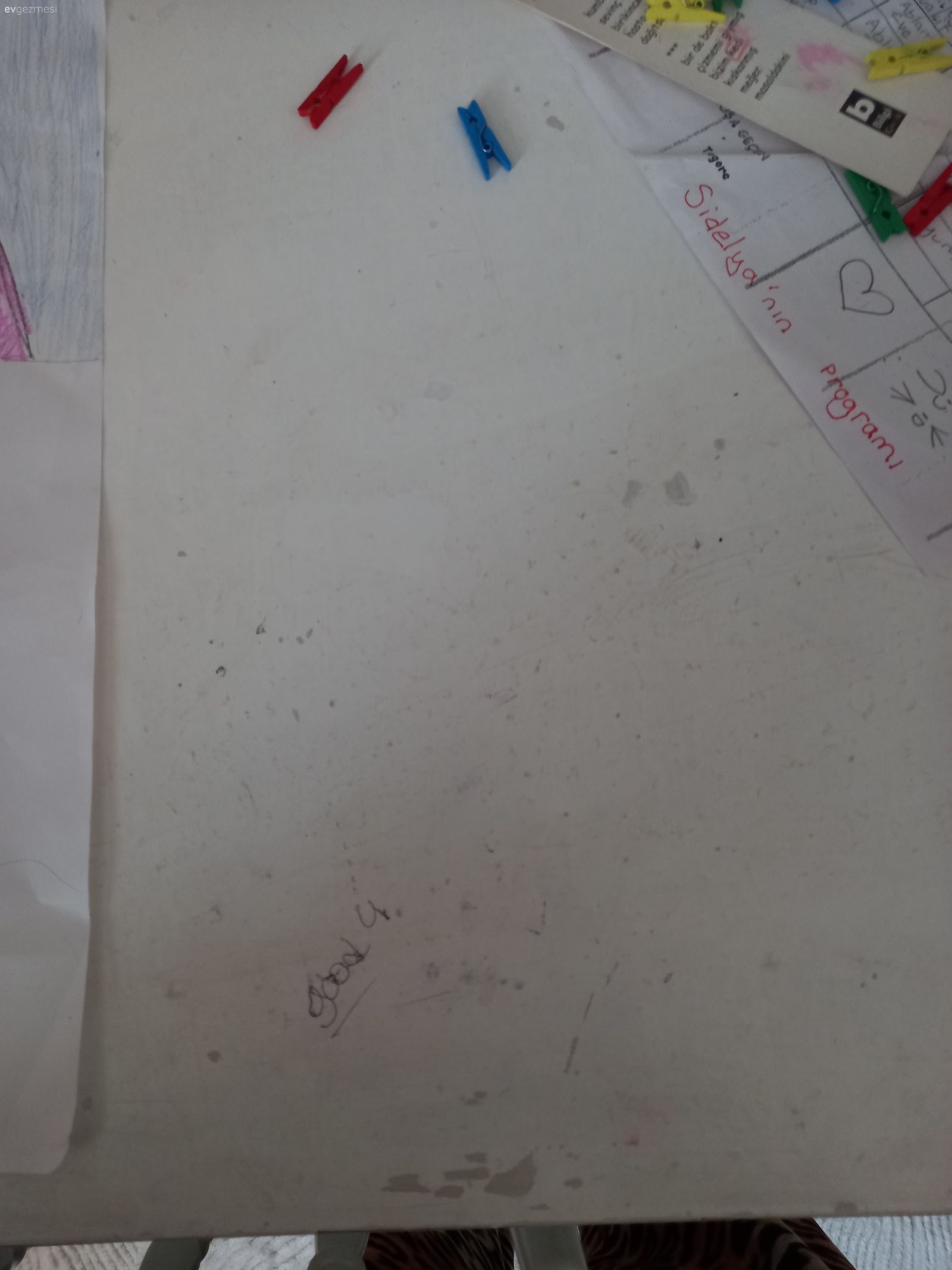 Kızımın çalışma masasını beya renk ile boyamıştım .