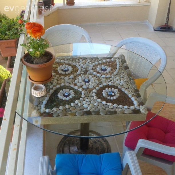 DENİZ KABUKLARI VE ÇAKIL TAŞLARINDAN YAPTIĞIM  MASA VE SEHPAM.. 