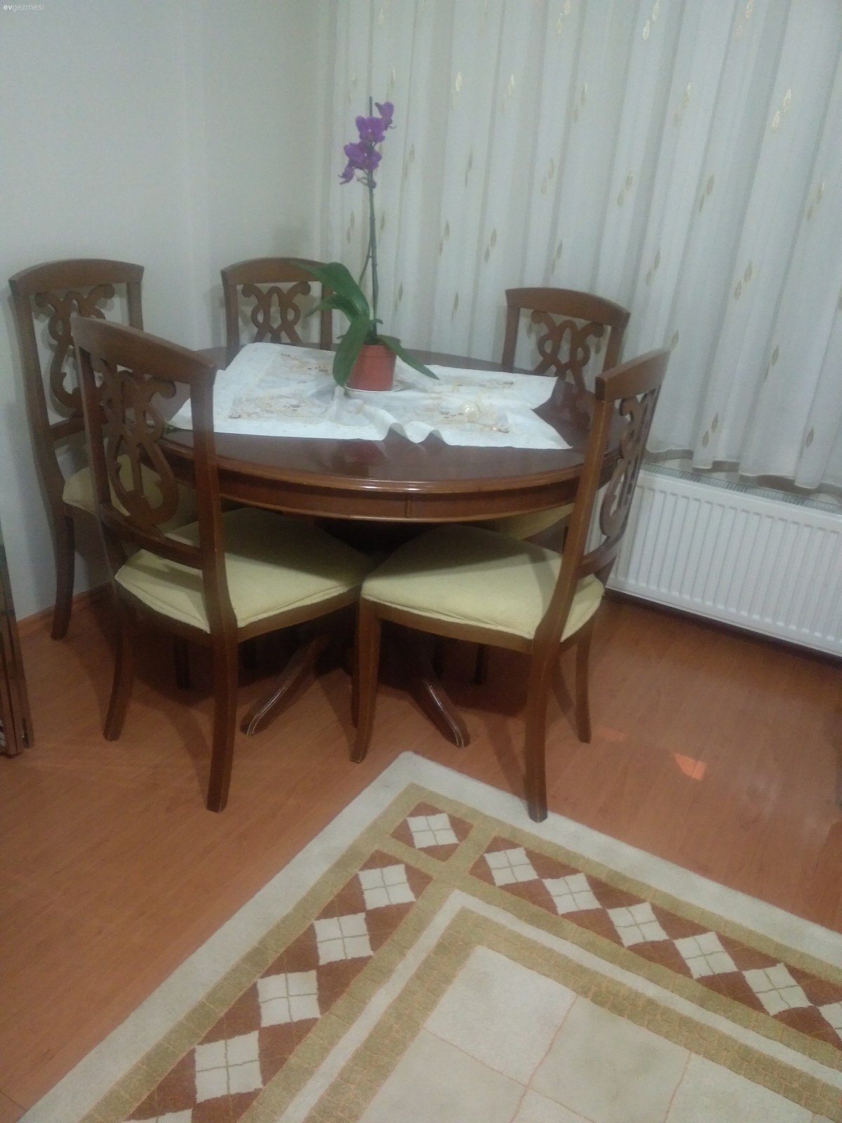 Salondaki masa ve sandalyelerimi degistirmek istiyorum 