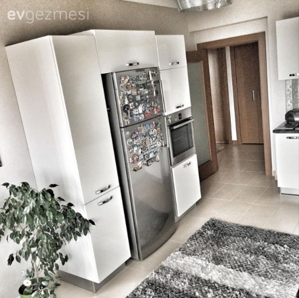 Nötr bir renk paletinin kullanıldığı modern ve şık bir ev..