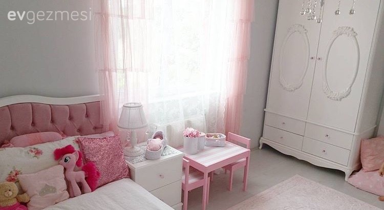 Fatima hanımın her odasında farklı stille, ferah ve şık evi..