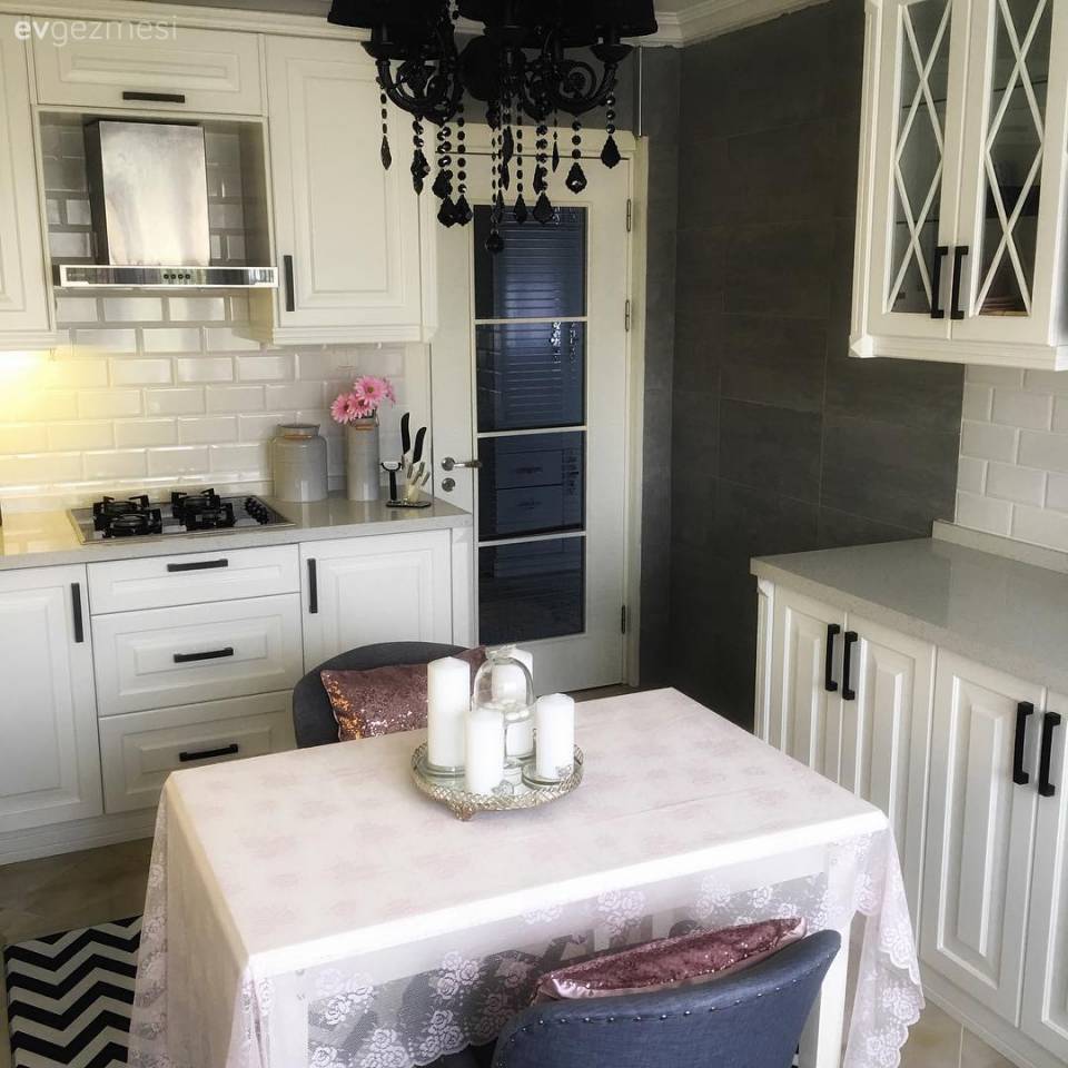 Siyah, beyaz bir dekor. Hüsniye hanımın yenilenen mutfağı..