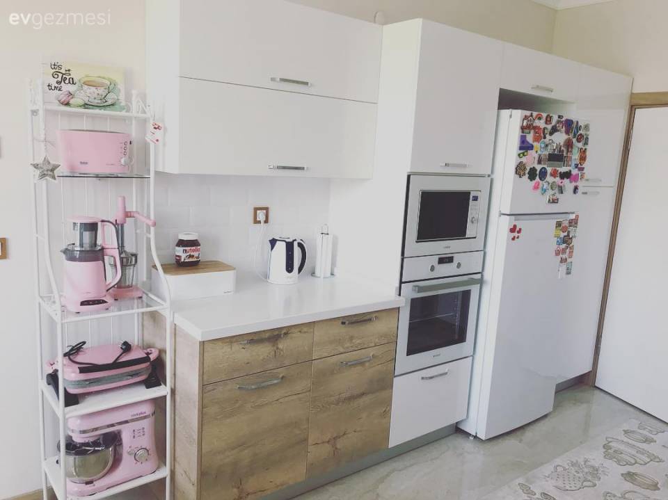 Sıcak renkler, country mobilyalar ve loş ışıklar. Keyifli ve zarif bir ev..