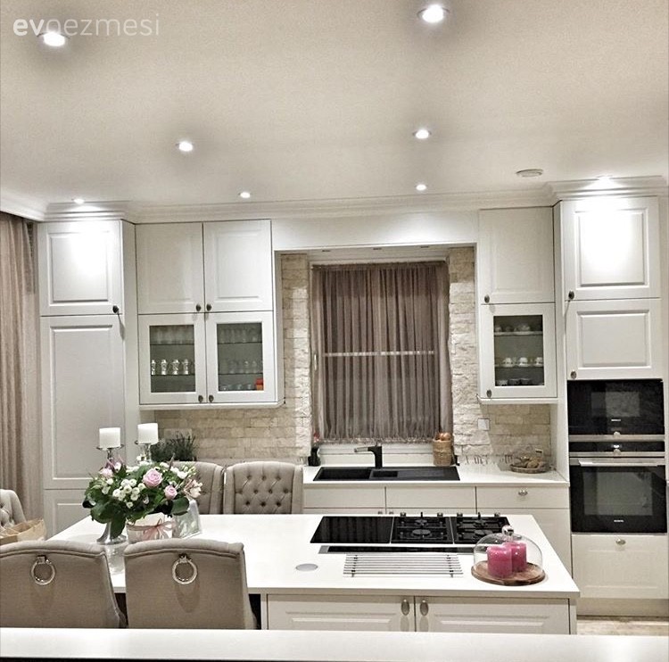 Roza Türkan hanımın antik altın ve mor renklerde klasik stil evi..