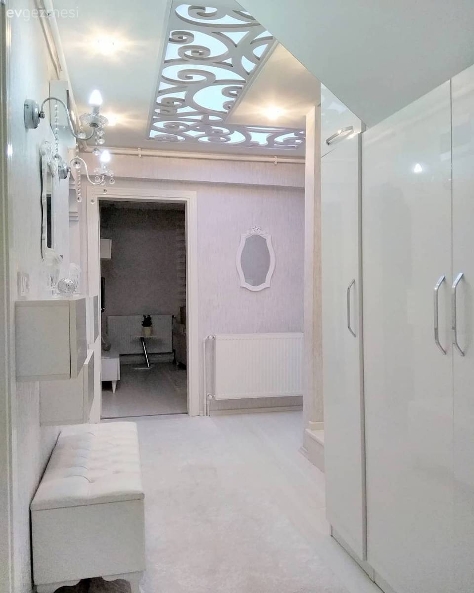 Bu göz alıcı evin dekoru klasiğe modern bir yorum getiriyor. 