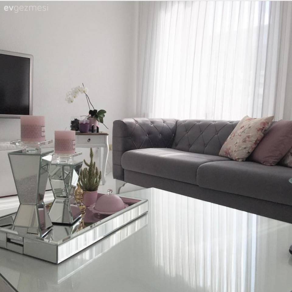 Modern stile klasik dokunuşlar.. Mor ve gri uyumunun hakimiyetinde bir dekor..