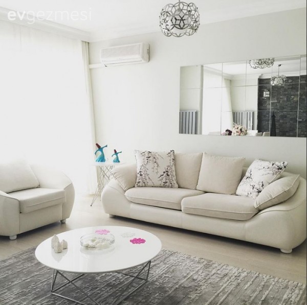 Açık tonlar ve sade aksesuarlarla modern ve şık bir ev