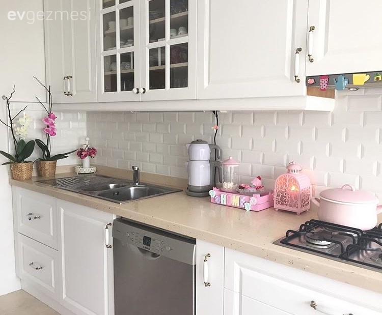 Özlem hanımın sadece kapak ve tezgah arası değişimiyle yepyeni mutfağı