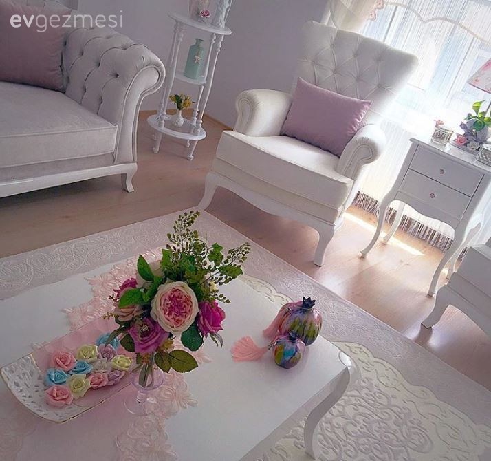 Nurhayat hanımın açık renklerle iç açıcı ve zarif evi..