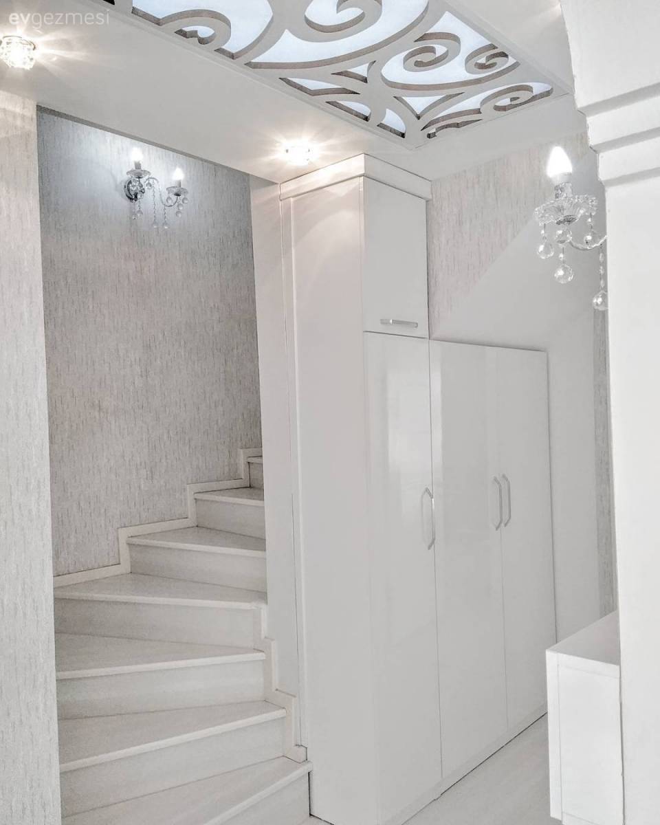 Bu göz alıcı evin dekoru klasiğe modern bir yorum getiriyor. 