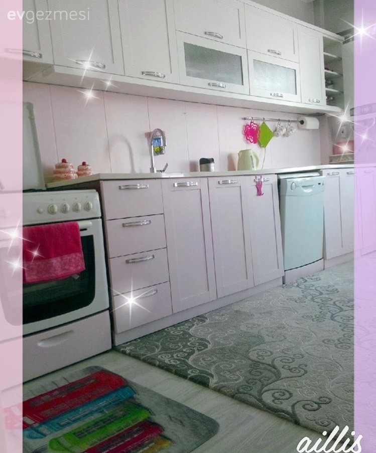 Hilal hanımın aydınlık bir görünüme kavuşan kendi boyadığı mutfağı..