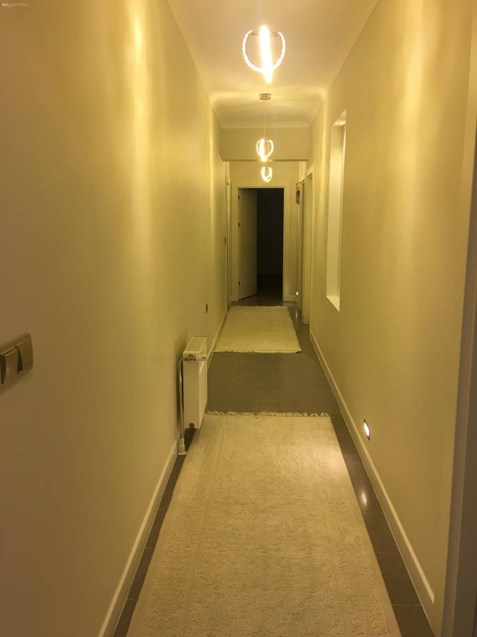 Nötr renkler, uyumlu ve modern görünüm. Bahar hanımın sade ve şık evi..