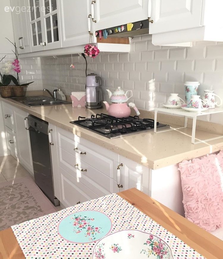 Özlem hanımın sadece kapak ve tezgah arası değişimiyle yepyeni mutfağı