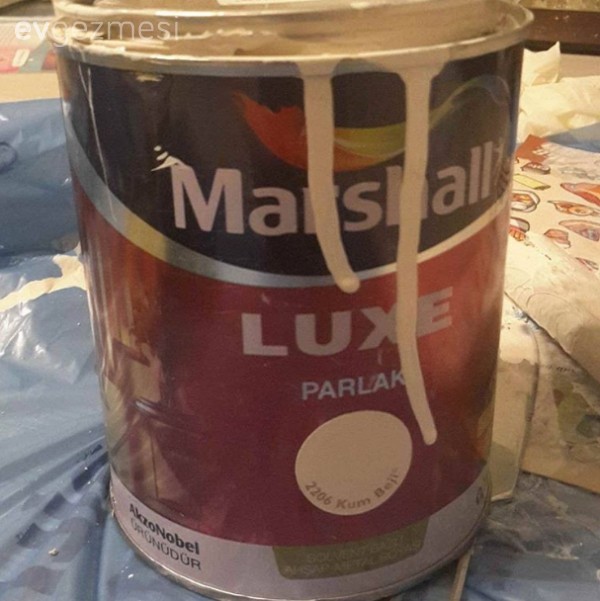 Boyanarak dönüşüm geçiren bir yatak odası..