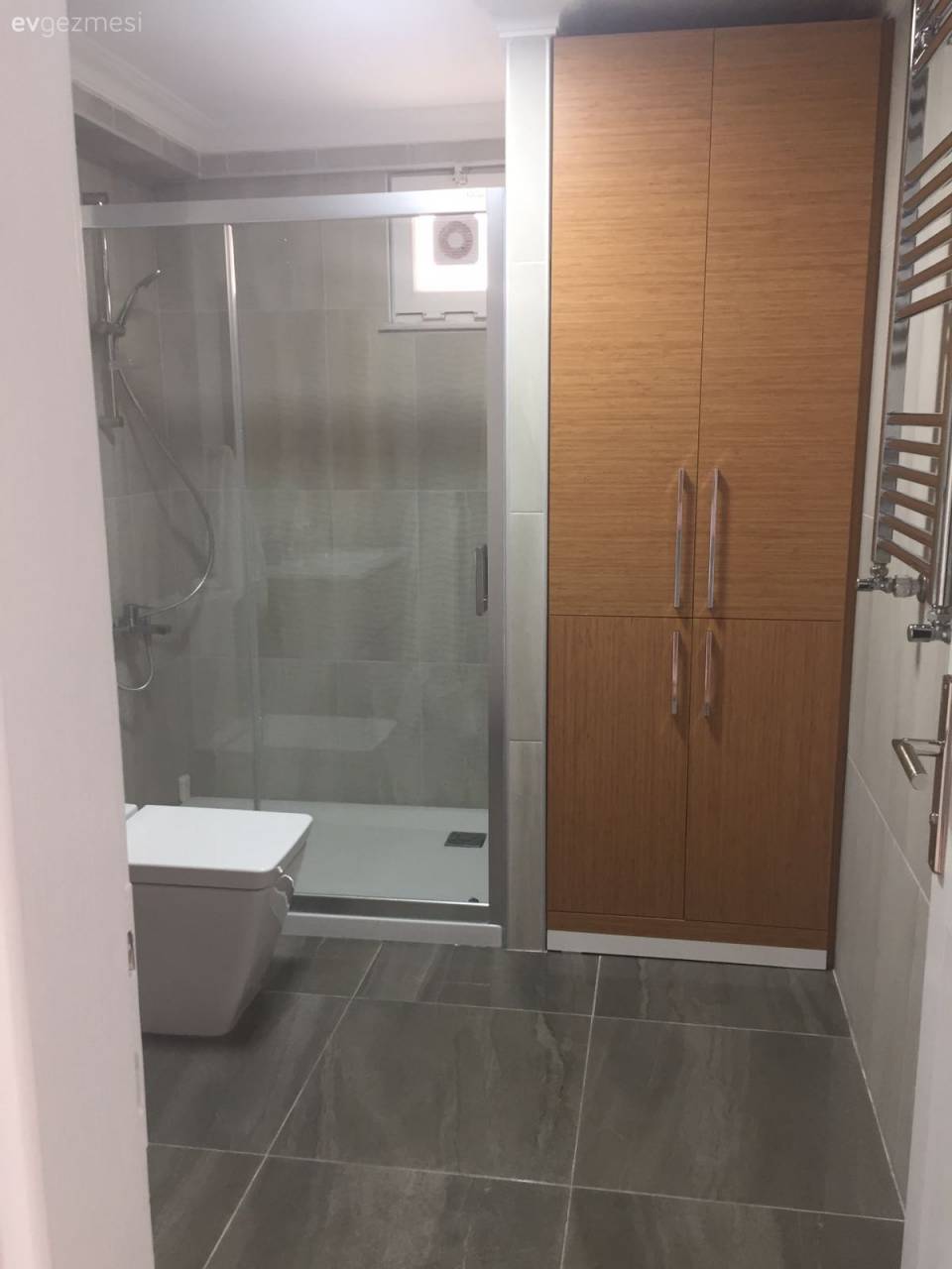 Yeni tasarım hem kullanışlı, hem modern ve şık. Dilek hanımın tadilat geçiren banyo ve holü..