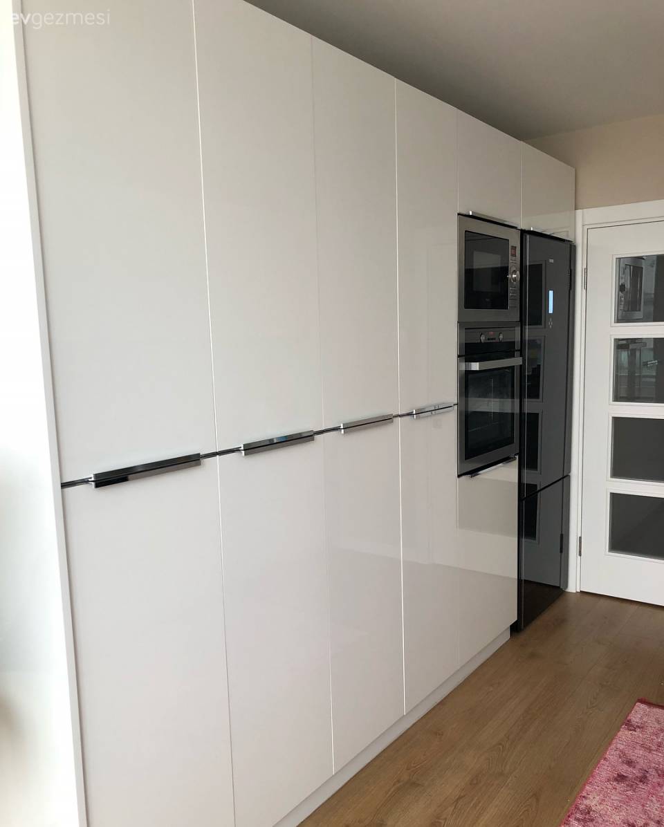 Modern stile renkli dokunuş. Sade, şık bir mutfak, banyo..