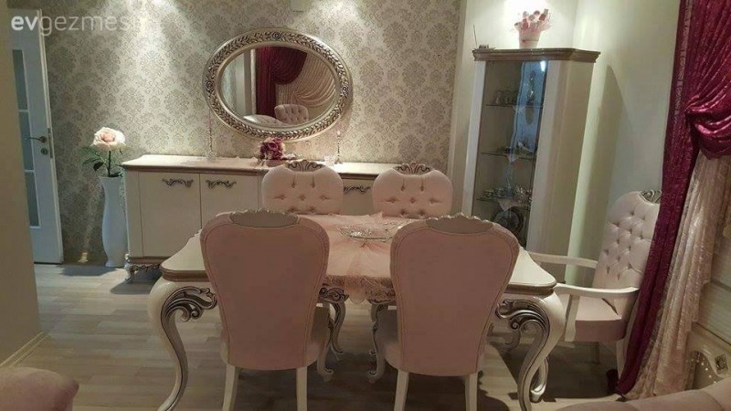 Senem hanımın klasik stilde gösterişli salonu..