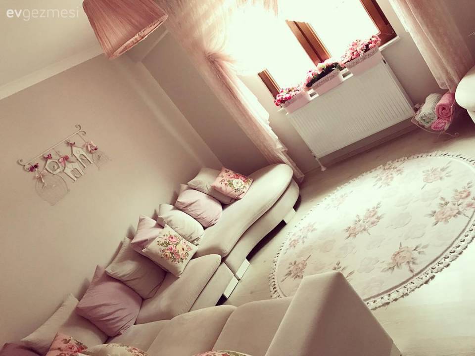 Pastellerin hakimiyetinde feminen ve şık bir dekor.. Pınar hanımın çiçekler açan evi.