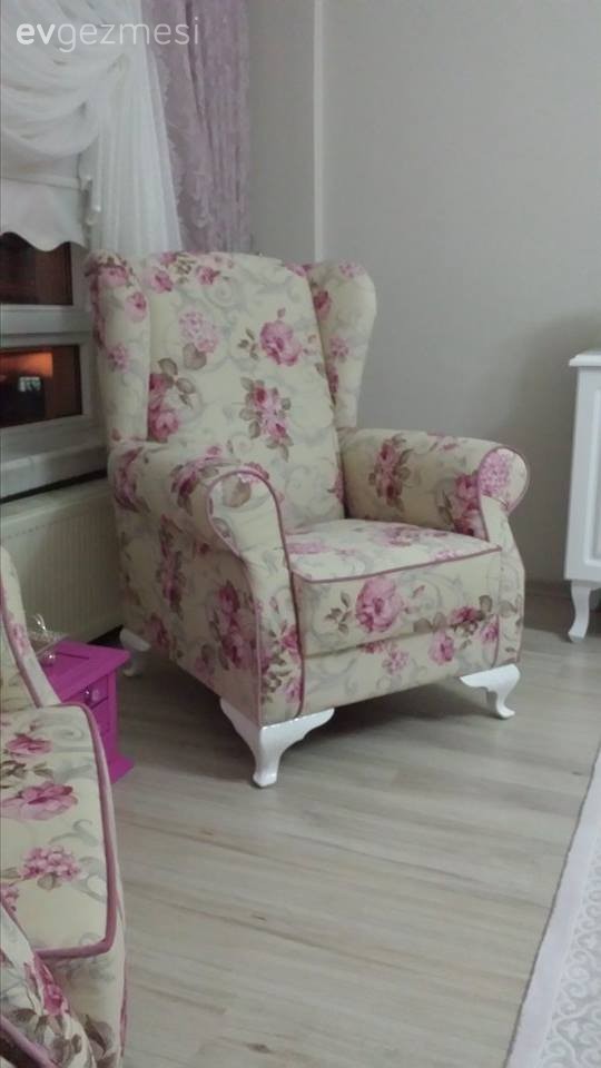 Neslihan hanım bol floral desenle zarif ve iç açıcı evi..