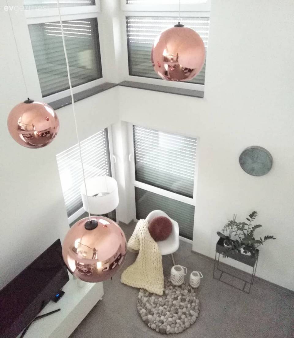 Bu ev modern ve çağdaş stillere göz kırpan, stil sahibi bir dekorasyona sahip..