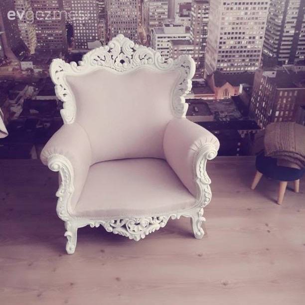 Yenilenen nostaljik koltuk ile özgün bir dekor. Gözde hanımın salonu..