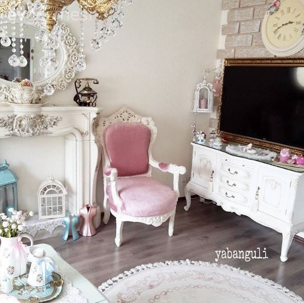 Heykelimsi mobilyalarla Nesrin hanımın antik stil evi..