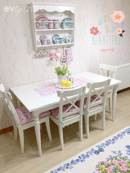 Ayşe hanımın bol dekoratif aksesuarla şekillenen cıvıl cıvıl evi..