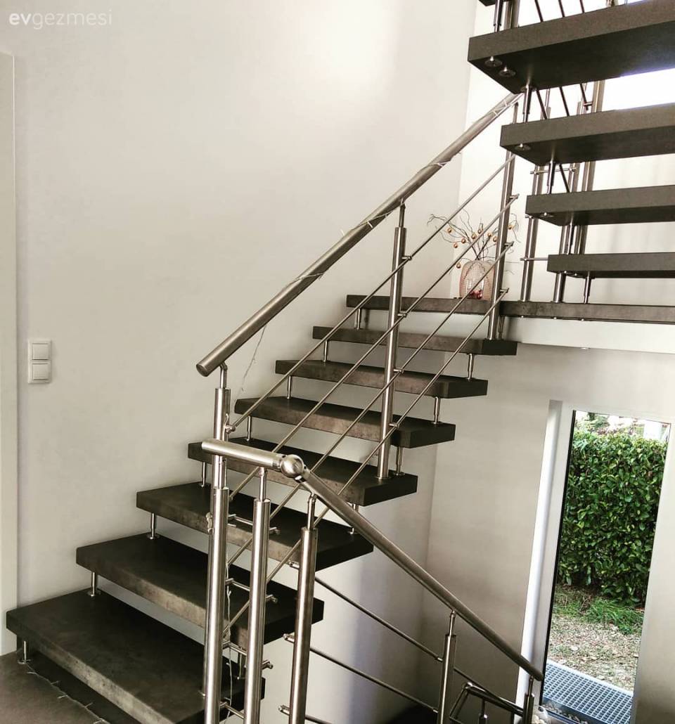 Bu ev modern ve çağdaş stillere göz kırpan, stil sahibi bir dekorasyona sahip..