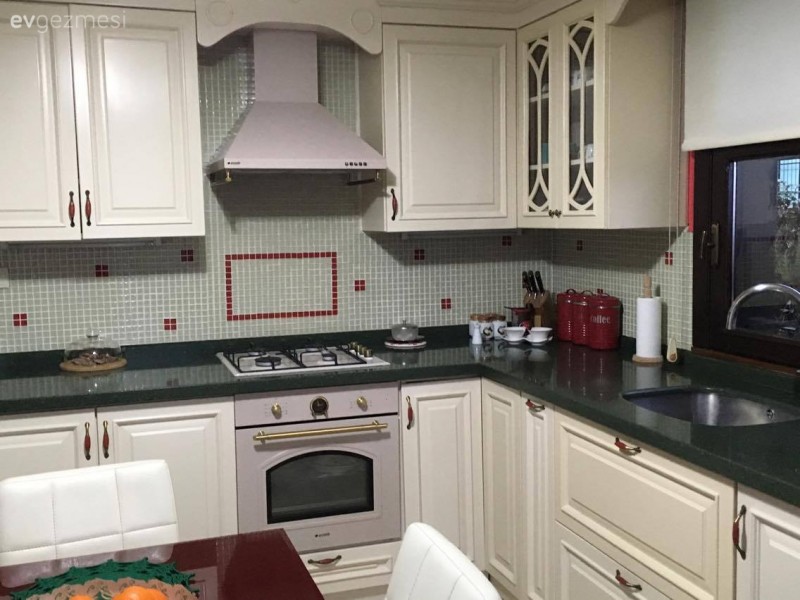 Klasik stilin zamansız şıklığı, sıcak renklerle bir arada..