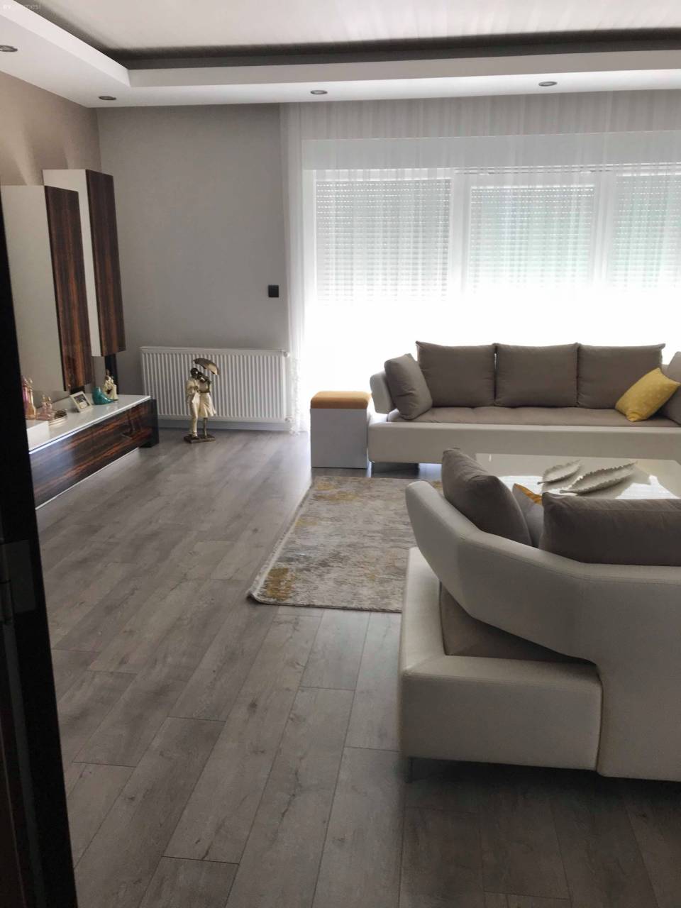 Çağdaş Stildeki Bu Ev Sarı ve Gri Uyumunu Odağa Alıyor