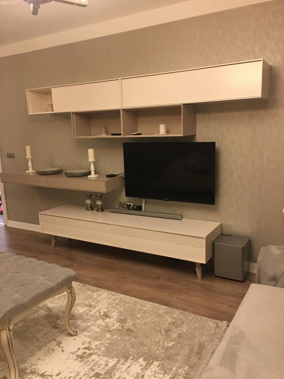 Nötr renkler, uyumlu ve modern görünüm. Bahar hanımın sade ve şık evi..
