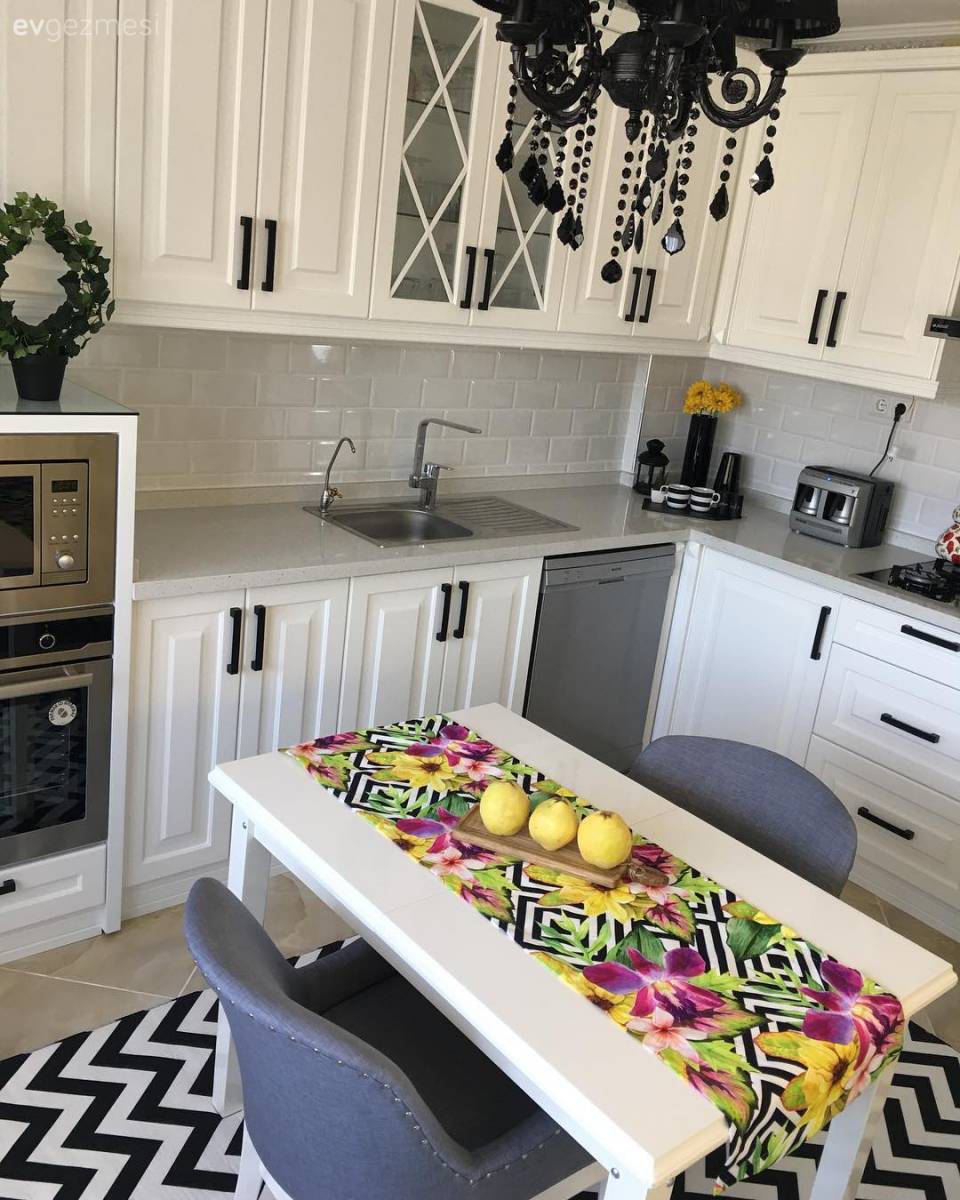 Siyah, beyaz bir dekor. Hüsniye hanımın yenilenen mutfağı..