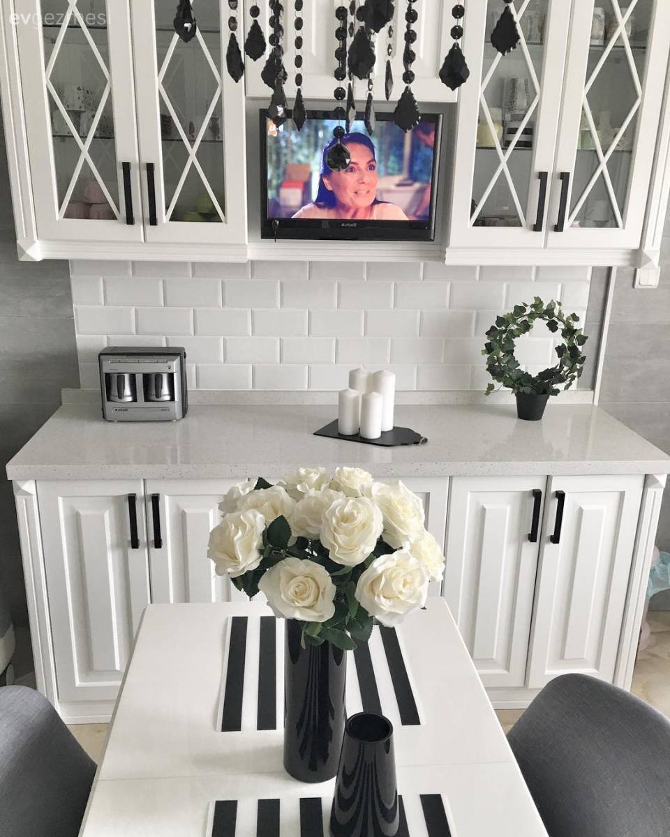 Siyah, beyaz bir dekor. Hüsniye hanımın yenilenen mutfağı..