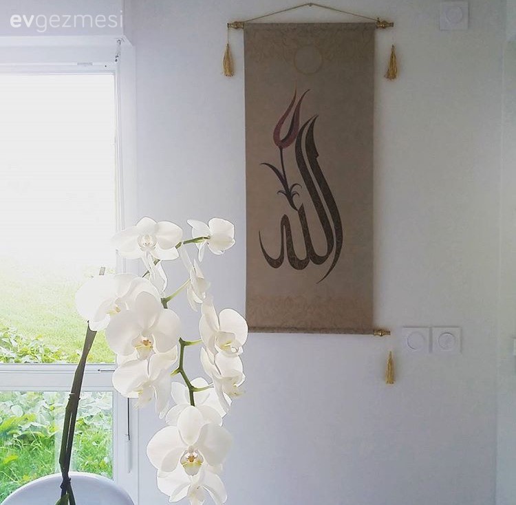 Hat sanatı dekorlarla modern stile hoş bir dokunuş. Sade, şık bir mutfak!