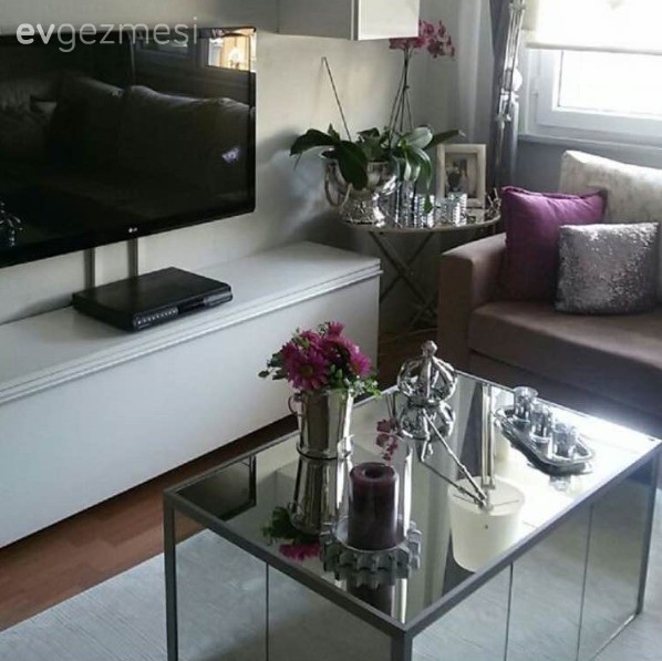 Aygül Hanım'ın bordo ve gümüş ağırlıklı şık salonu