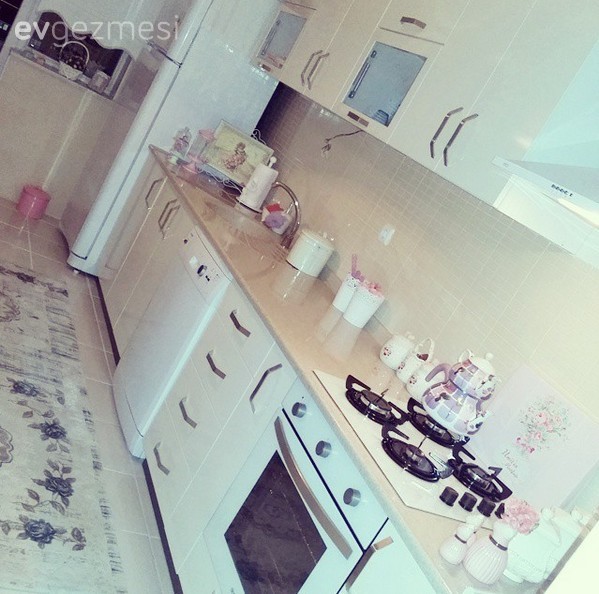 Zarif çiçek desenler ve uyumlu dekorlarla içimizi açan bir ev..