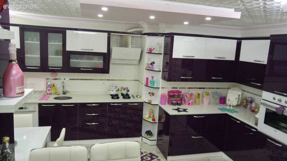 Bu Evin Dekorunun Odağında Sofistike Renkler, Göz Alıcı Aksesuarlar Var