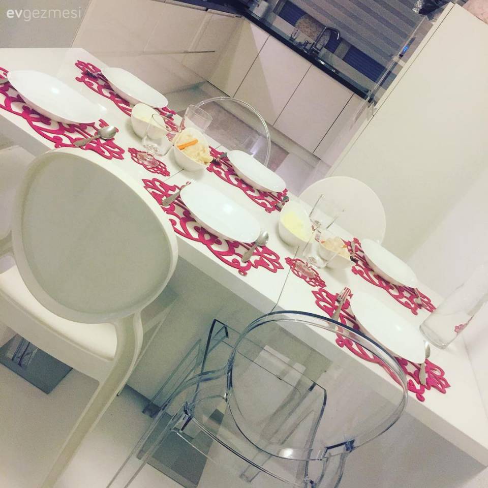 Modern stile klasik dokunuşlar.. Mor ve gri uyumunun hakimiyetinde bir dekor..