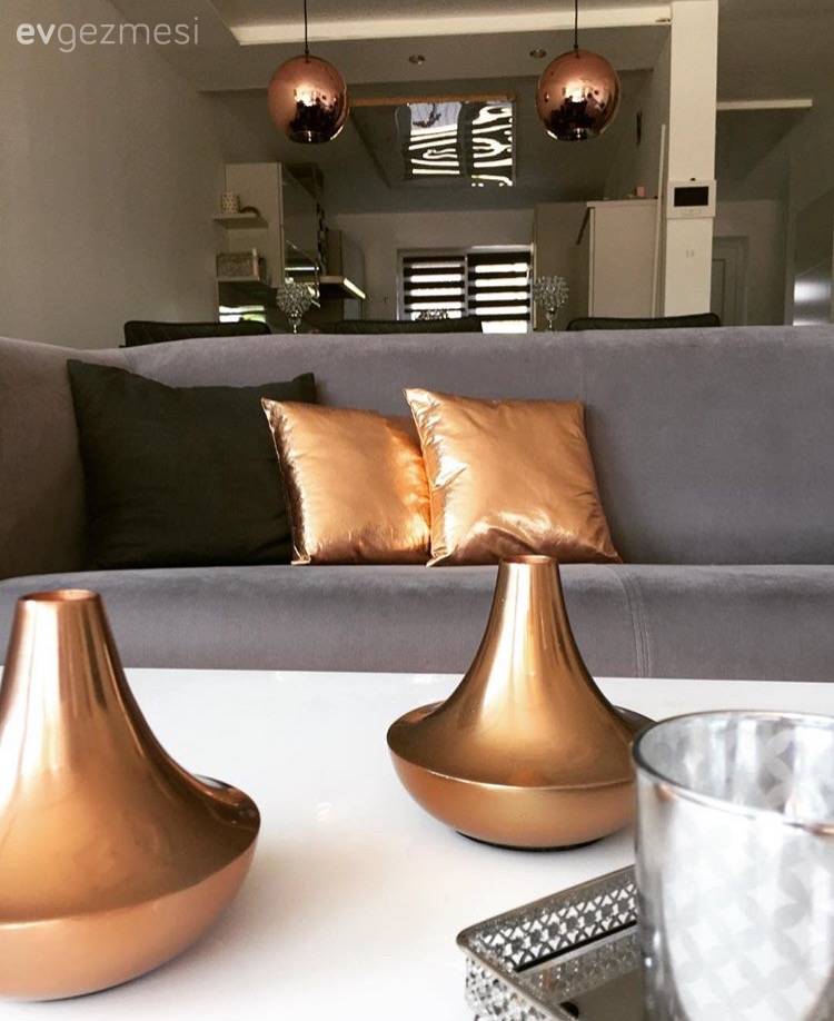 Modern stile metalik dokunuşlar.. Birsel hanımın sade ve şık evi.