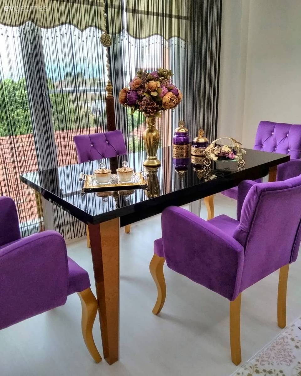 Bu göz alıcı evin dekoru klasiğe modern bir yorum getiriyor. 