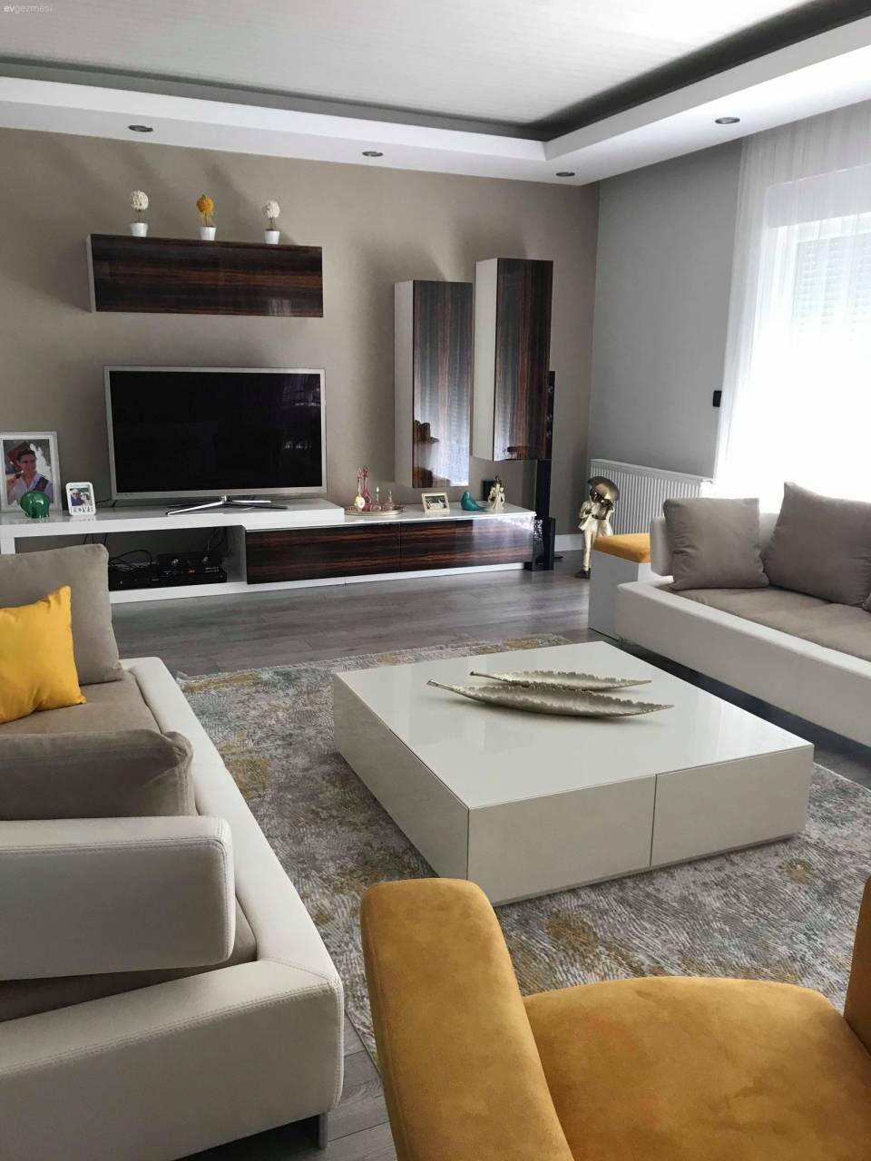 Çağdaş Stildeki Bu Ev Sarı ve Gri Uyumunu Odağa Alıyor