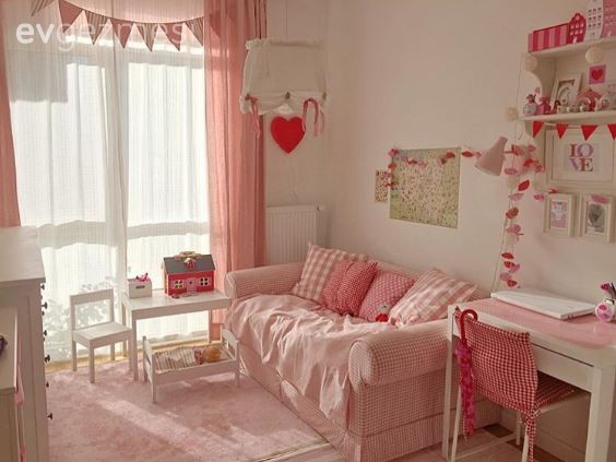 Karolina hanımın, sade ve iç açıcı, tatlı evi..