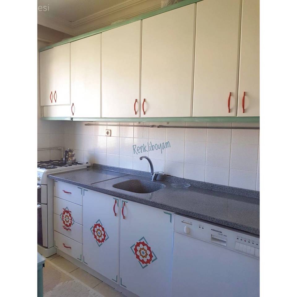 Zeynep hanımın her köşesini el emeği ile yenilediği evi.