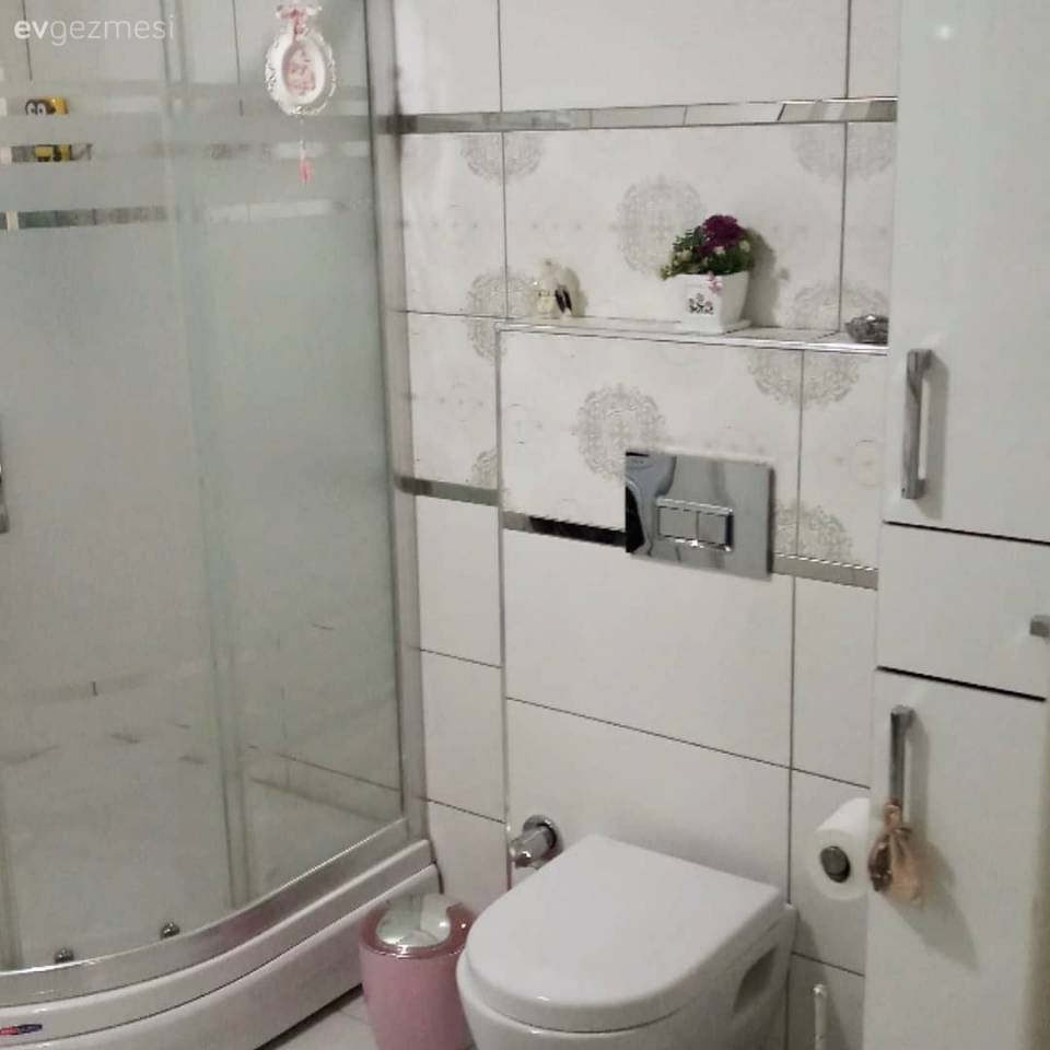 Desenli halı ile neşelenen mutfak, sade banyo. Ayşe hanımın dekoru..