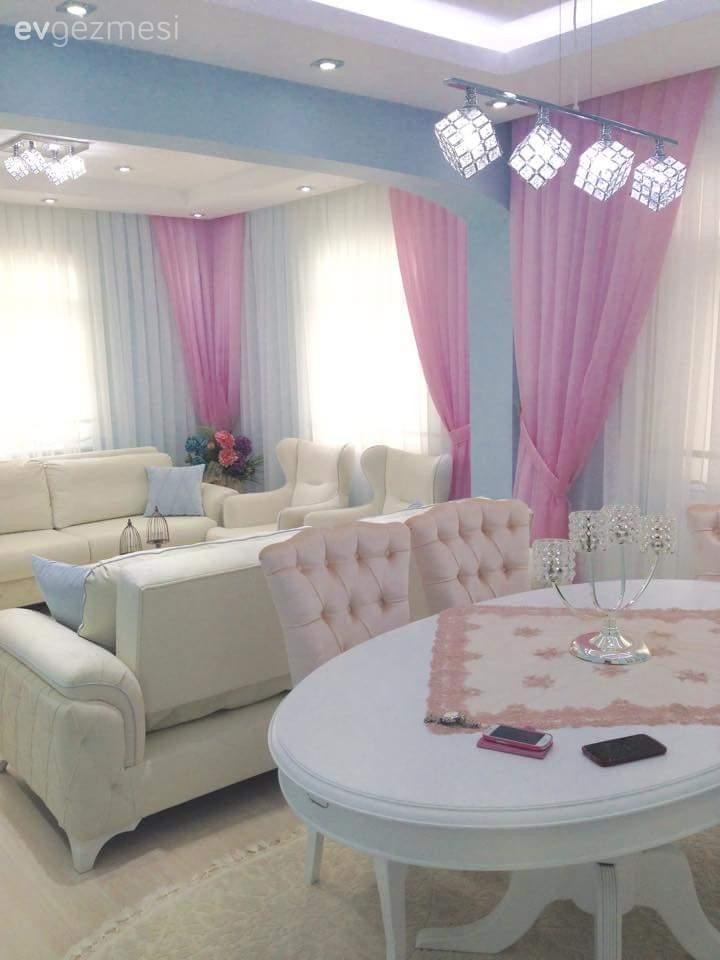 Zehra hanımın her odasında farklı renklerle, cıvıl cıvıl evi.