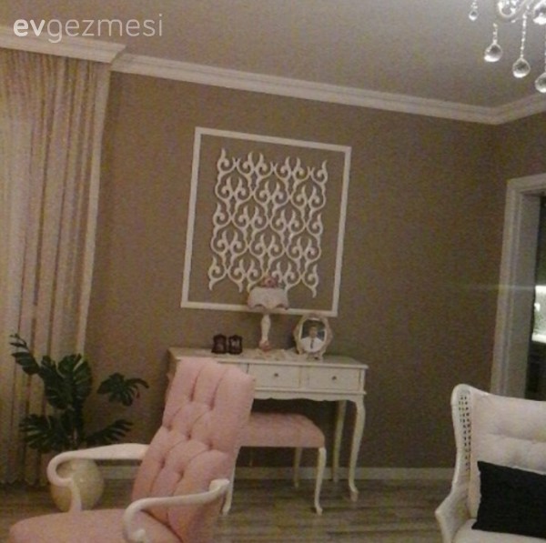 Pastel tonlar, klasik stile eşlik eden şık detaylar. Müveddet hanımın harika dekorasyonu..
